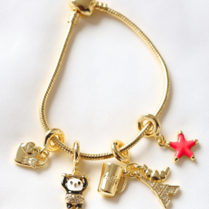 Pulsera con Dijes en Covergold Elegante y versátil, esta pulsera en tono dorado incluye 4 dijes decorativos (como se muestra en la imagen). Ideal para regalar o complementar tu look con un toque moderno y femenino. Pulsera con Dijes en Covergold. Elegante y versátil, esta pulsera en tono dorado incluye 4 dijes decorativos (como se muestra en la imagen).